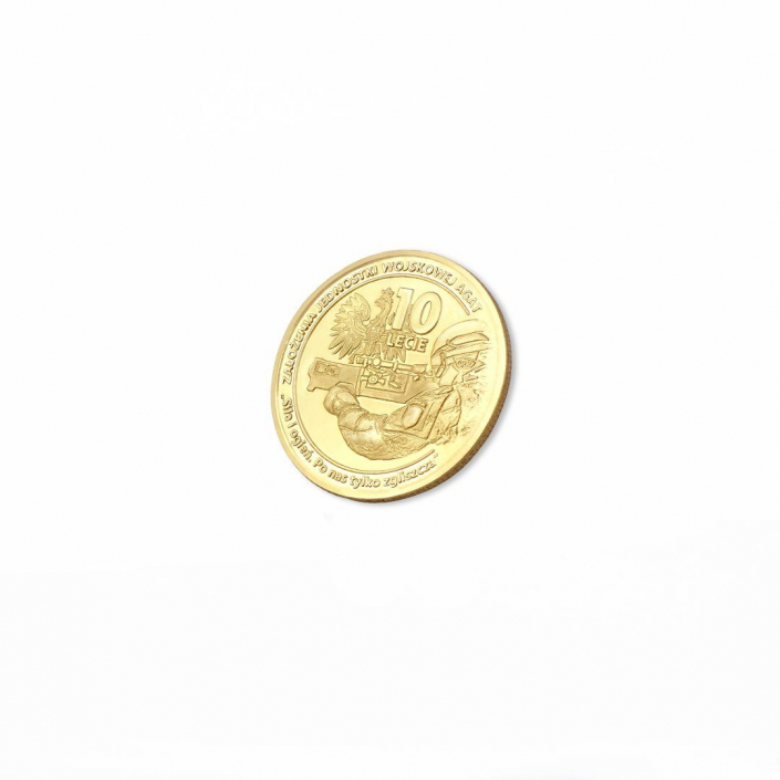 Ražená mince ve zlaté barvě s motivem vojáka a státním znakem Polska